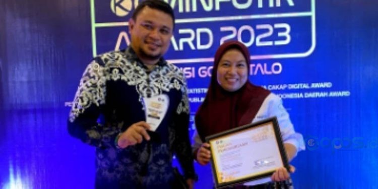 Kepala Desa Tunggulo, Roni Harun saat menerima penghargaan Desa Digital Terbaik