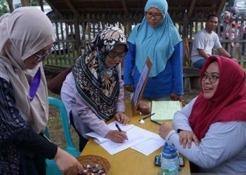 LKBN ANTARA Biro Gorontalo berkolaborasi dengan komunitas Huntu Art Distrik, Blod.id, DOSIS dan Gusdurian Gorontalo bekerja sama dengan Palang Merah Indonesia (PMI) dan Perhimpunan Donor Darah Indonesia (PDDI) menggelar aksi sosial donor darah memperingati HUT LKBN ANTARA ke-86 pada 13 Desember. Kegiatan ini digelar di Pasar Ambuwa Desa Huntu Selatan Kecamatan Bulango Selatan Kabupaten Bone Bolango. (ANTARA/Adiwinata Solihin)