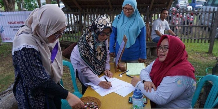 LKBN ANTARA Biro Gorontalo berkolaborasi dengan komunitas Huntu Art Distrik, Blod.id, DOSIS dan Gusdurian Gorontalo bekerja sama dengan Palang Merah Indonesia (PMI) dan Perhimpunan Donor Darah Indonesia (PDDI) menggelar aksi sosial donor darah memperingati HUT LKBN ANTARA ke-86 pada 13 Desember. Kegiatan ini digelar di Pasar Ambuwa Desa Huntu Selatan Kecamatan Bulango Selatan Kabupaten Bone Bolango. (ANTARA/Adiwinata Solihin)