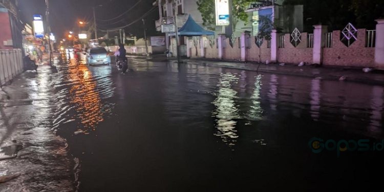 Potret genangan air di salah satu wilayah Kota Gorontalo, Rabu (6/12/2023). (F. Rama/gopos)