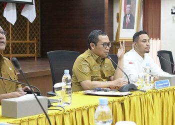 Pj Gubernur Gorontalo, Ismail Pakaya (tengah) didampingi Deputi Kepala Perwakilan Bank Indonesia Provinsi Gorontalo, Ridwan Nurjamal, pada pelaksanaan HLM dalam rangka menekan inflasi jelang Nataru.(dok Humas BI Gorontalo)