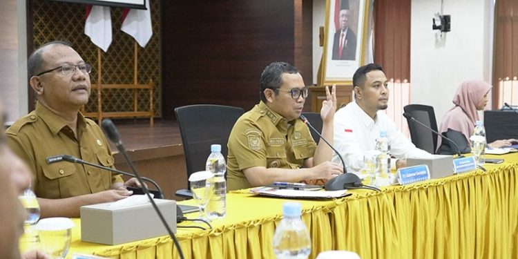 Pj Gubernur Gorontalo, Ismail Pakaya (tengah) didampingi Deputi Kepala Perwakilan Bank Indonesia Provinsi Gorontalo, Ridwan Nurjamal, pada pelaksanaan HLM dalam rangka menekan inflasi jelang Nataru.(dok Humas BI Gorontalo)