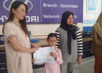 Kepala Cabang Hyundai Limboto, Anggun Chery Sumual, menyerahkan hadiah bagi pemenang lomba mewarnai yang digelar Hyundai Limboto, Sabtu (16/12/2023).(arif/gopos)