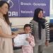Kepala Cabang Hyundai Limboto, Anggun Chery Sumual, menyerahkan hadiah bagi pemenang lomba mewarnai yang digelar Hyundai Limboto, Sabtu (16/12/2023).(arif/gopos)