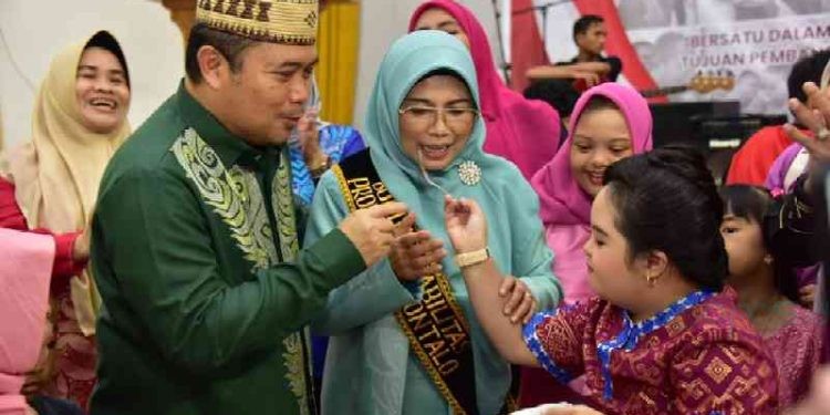 Penjagub Gorontalo Ismail Pakaya didampingi istri Fami Agustina bersama anak anak Disabilitas, pada peringatan Hari Disabilitas Internasional, yang bertempat di Gedung Bele Li Mbu’i, Minggu (3/12/2023). (Foto – Fadli)