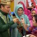 Penjagub Gorontalo Ismail Pakaya didampingi istri Fami Agustina bersama anak anak Disabilitas, pada peringatan Hari Disabilitas Internasional, yang bertempat di Gedung Bele Li Mbu’i, Minggu (3/12/2023). (Foto – Fadli)