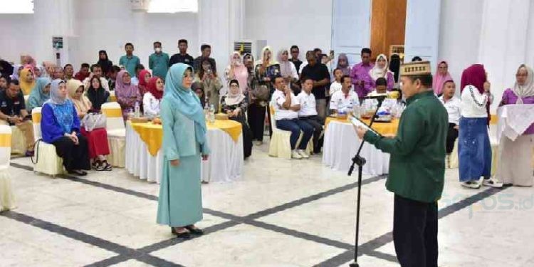 Fima Agustina dikukuhkan oleh Penjabat Gubernur Gorontalo Ismail Pakaya sebagai Bunda Disabilitas. Pengukuhan dilaksanakan di Gedung Bele Li Mbui, Ahad (3/12/2023).