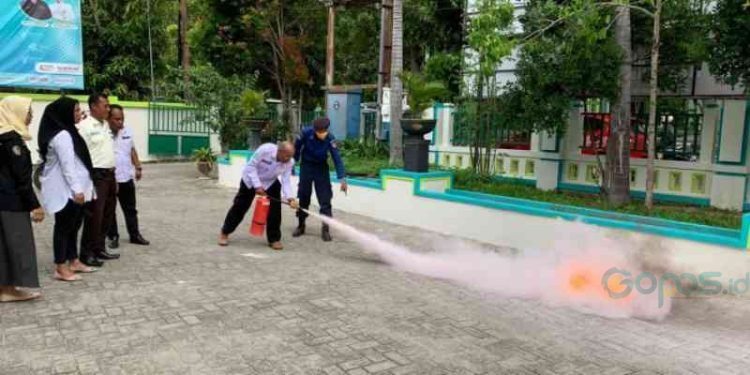 Dinas Kesehatan Provinsi Gorontalo menggelar sosialisasi dan Pemetaan Sistem Peringatan Dini Penanggulangan Krisis Kesehatan dirangkaikan dengan simulasi penggunaan Alat Pemadam Api Ringan (APAR)