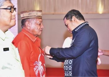Penjagub Gorontalo Ismail Pakaya saat menyematkan Pin Anti Korupsi, pada puncak Peringatan Harkordia Tahun 2023 tingkat Provinsi Gorontalo, bertempat di Grand Palace Convention Center, Kamis (7/12/2023). (Foto – Fadil)