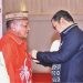 Penjagub Gorontalo Ismail Pakaya saat menyematkan Pin Anti Korupsi, pada puncak Peringatan Harkordia Tahun 2023 tingkat Provinsi Gorontalo, bertempat di Grand Palace Convention Center, Kamis (7/12/2023). (Foto – Fadil)