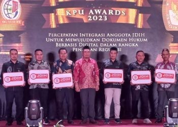 Penyeraan JDIH Awards bagi jajaran KPU Kabupaten/kota se-Provinsi Gorontalo, Jumat (15/12/2023)