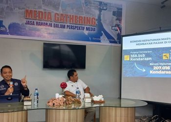 Kepala Jasa Raharja Cabang Gorontalo, Kemal Karman Kamaluddin (kiri) didampingi Kepala Jasa Raharja Putra (JPR) Cabang Gorontalo, Giancarlo Runtu pada Media Gathering Jasa Raharja Gorontalo, Sabtu (2/12/2023).