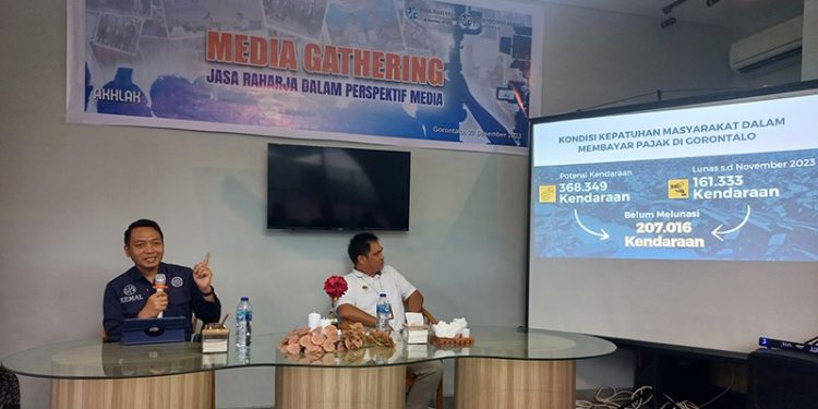 Kepala Jasa Raharja Cabang Gorontalo, Kemal Karman Kamaluddin (kiri) didampingi Kepala Jasa Raharja Putra (JPR) Cabang Gorontalo, Giancarlo Runtu pada Media Gathering Jasa Raharja Gorontalo, Sabtu (2/12/2023).