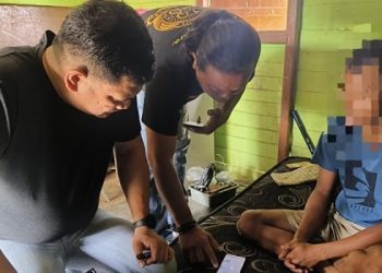 Kasat Reskrim Polresta Gorontalo Kota, Kompol Leonardo Widharta bersama tim Rajawali Sat Reskrim Polresta Gorontalo menggerebek praktek judi togel online.(Dok. Humas Polresta Gorontalo)