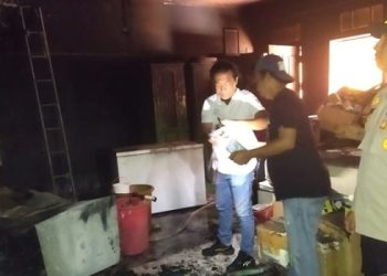 Kebakaran yang melanda lantai dua toko Sumber Utama di Jl. Raja Eyato, Kecamatan Kota Selatan, Kota Gorontalo, Ahad (17/12/2023).