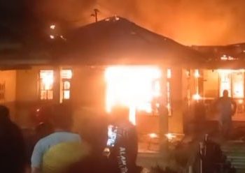 Kebakaran yang melanda sebuah rumah di Desa Lupoyo, Kecamatan Telaga Biru, Kabupaten Gorontalo, Selasa (5/12/2023) malam.