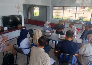 Sesditjen IKP, Sumiati, bersama rombongan monev Kemen Kominfo dan LKBN Antara mengunjungi kantor gopos.id dalam rangka evaluasi diseminasi infomrasi program PSO, Senin (4/12/2023).(putra/gopos)