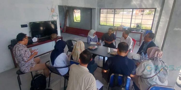 Sesditjen IKP, Sumiati, bersama rombongan monev Kemen Kominfo dan LKBN Antara mengunjungi kantor gopos.id dalam rangka evaluasi diseminasi infomrasi program PSO, Senin (4/12/2023).(putra/gopos)