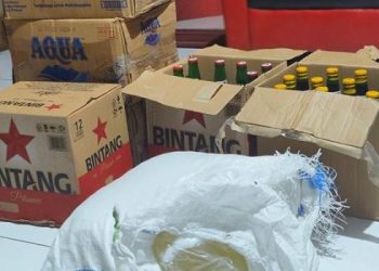 Petugas mengamankan 112 botol minuman keras berbagai jenis di warung milik EH. (Humas Polresta Gorontalo Kota)