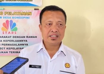 Kepala Bidang Pengendalian Penduduk dan Keluarga Berencana DinsosP3APPKB Bone Bolango, Mulyadi S. Paramata saat diwawancarai, Rabu (13/12/2023).