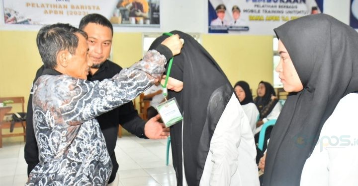 Bupati Gorontalo Nelson Pomalingo saat menyematkan tanda peserta untuk kegiatan pelatihan di BLK Kabupaten Gorontalo, Kamis (7/12/2023).