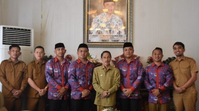 Bupati Gorontalo Nelson Pomalingo saat menerima kunjungan silaturahmi pengurus PPDI Provinsi Gorontalo, Senin (4/12/2023).