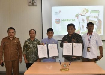Bupati Gorontalo Nelson Pomalingo dan Manajer Witel Gorontalo Sabar Siswanto usai penandatanganan kerjasama pada peluncuran aplikasi MARKITA, Selasa (5/12/2023).