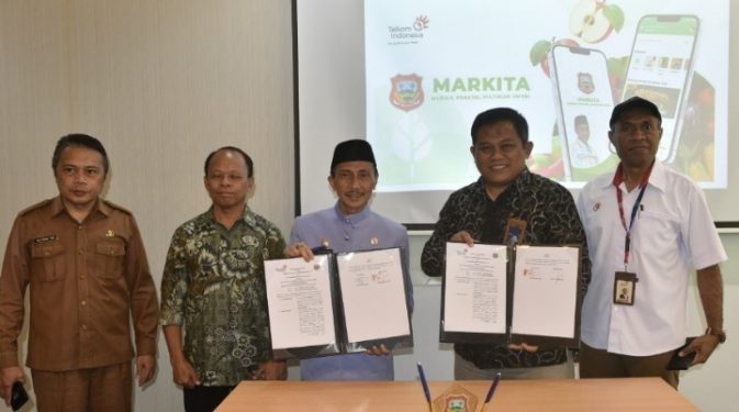 Bupati Gorontalo Nelson Pomalingo dan Manajer Witel Gorontalo Sabar Siswanto usai penandatanganan kerjasama pada peluncuran aplikasi MARKITA, Selasa (5/12/2023).