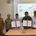 Bupati Gorontalo Nelson Pomalingo dan Manajer Witel Gorontalo Sabar Siswanto usai penandatanganan kerjasama pada peluncuran aplikasi MARKITA, Selasa (5/12/2023).