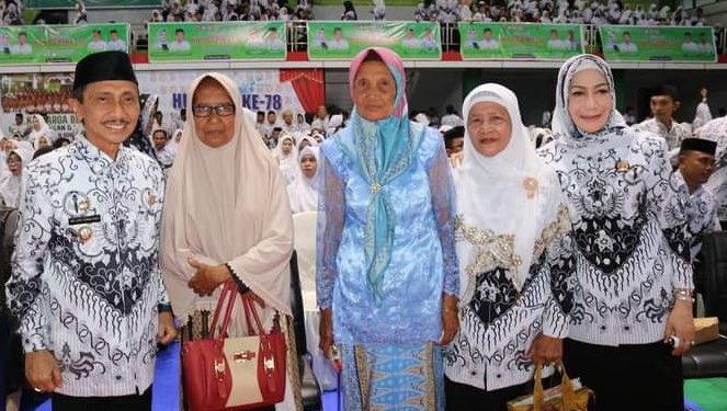 Bupati Gorontalo Nelson Pomalingo didampingi Ketua PGRI Fory Naway saat reuni bersama mantan guru-gurunya semasa sekolah.