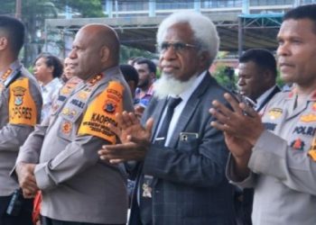 Kapolda Papua Irjen Pol Mathius Fakhiri (ketiga kanan) didampingi Wakapolda Papua Brigjen Pol Patrige Renwarin (Kanan) dan Ketua FKUB Papua Lupiyus Biniluk (kedua kanan) dalam kegiatan KKR dan doa bersama di Sentani, Kabupaten Jayapura, Jumat (15/12). ANTAR/HO-Humas Polda Papua