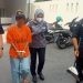 SB alias Melisa yang menjadi tersangka dugaan penganiayaan terhadap anak tiri digiring oleh petugas Polresta Gorontalo Kota, Selasa (12/12/2023).