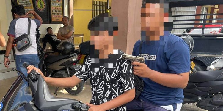 Aksi IK yang diduga menggunakan pistol korek api dalam dugaan penganiayaan terhadap dua warga di Kota Gorontalo