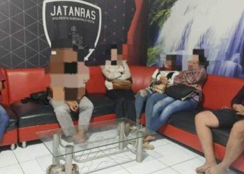 Tim Rajawali Sat Reskrim Polresta Gorontalo mengamankan dua pemilik salon bersama dua terapis wanita dan dua pria yang diduga sedang melakukan pijat plus saat penggerebekan lokasi pijat plus berkedok salon kecantikan di Kecamatan Dungingi, Kota Gorontalo.(Humas Polresta Gorontalo Kota)