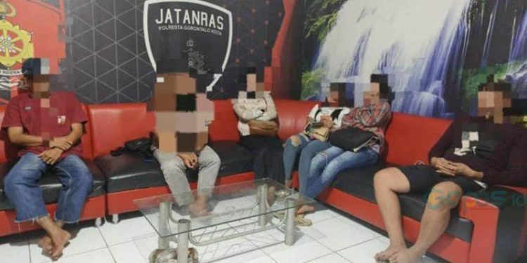Tim Rajawali Sat Reskrim Polresta Gorontalo mengamankan dua pemilik salon bersama dua terapis wanita dan dua pria yang diduga sedang melakukan pijat plus saat penggerebekan lokasi pijat plus berkedok salon kecantikan di Kecamatan Dungingi, Kota Gorontalo.(Humas Polresta Gorontalo Kota)