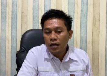 Technical Assistant Percepatan Penurunan Stunting Bone Bolango, Rahmat Binalombangan saat diwawancarai di ruang kerjanya, Rabu (29/11/2023)