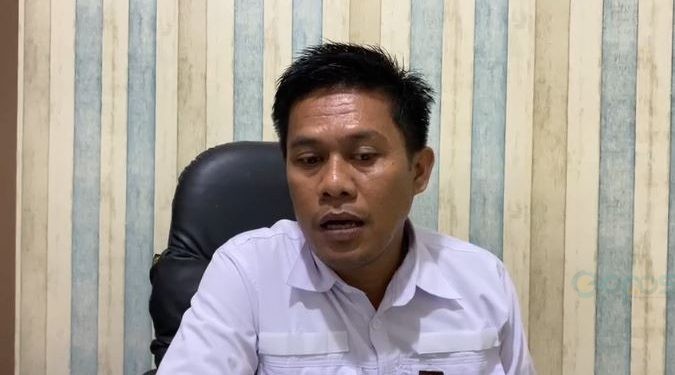 Technical Assistant Percepatan Penurunan Stunting Bone Bolango, Rahmat Binalombangan saat diwawancarai di ruang kerjanya, Rabu (29/11/2023)