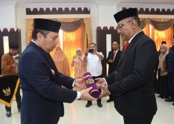 Proses pelantikan Sekretaris Daerah Provinsi Gorontalo Sofian Ibrahim oleh Penjabat Gubernur Gorontalo Ismail Pakaya, Rabu (6/12/2023). (F. humasprov)