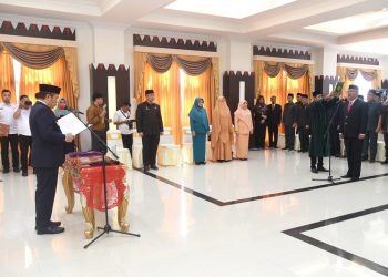 Penjagub Gorontalo Ismail Pakaya saat melantik Sofian Ibrahim sebagai Sekretaris Daerah Provinsi Gorontalo definitif, Rabu (6/11/2023).(F. Humasprov)
