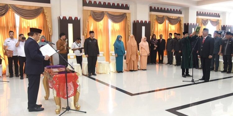 Penjagub Gorontalo Ismail Pakaya saat melantik Sofian Ibrahim sebagai Sekretaris Daerah Provinsi Gorontalo definitif, Rabu (6/11/2023).(F. Humasprov)