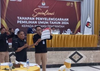 Anggota KPU Provinsi Gorontalo, Opan Hamzah, menyosialisasikan contoh model surat suara yang akan digunakan pada Pemilu 2024 pada sosialisasi tahapan Pemilu 2024 bagi instansi Pemprov Gorontalo, Rabu (20/12/2023)