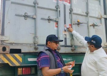 Ketua KPU Provinsi Gorontalo, Fadliyanto Koem (kanan) bersama Ketua Bawaslu Provinsi Gorontalo, Idris Usuli (kiri) mengecek logistik surat suara yang tiba di Pelabuhan Gorontalo untuk didistribusikan ke KPU kabupaten/kota se-Provinsi Gorontalo, Jumat (22/12/2023).(Putra/gopos)
