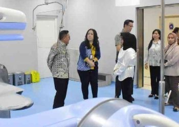 Ketua TP. PKK Kota Gorontalo Jusmiaty Taha kiayi Demak berkesempatan turut melakukan kunjungan ke RSUP Prof. DR. R.D Kandou dan RS Sentra Medika di Kota Manado