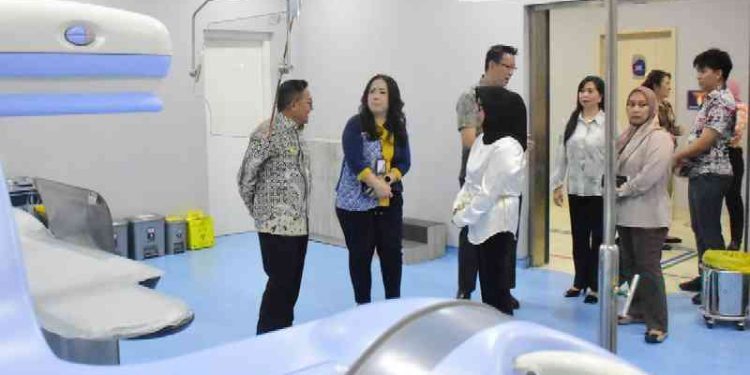 Ketua TP. PKK Kota Gorontalo Jusmiaty Taha kiayi Demak berkesempatan turut melakukan kunjungan ke RSUP Prof. DR. R.D Kandou dan RS Sentra Medika di Kota Manado