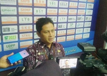 Kepala BPS Provinsi Gorontalo, Mukhamad Mukhanif saat diwawancarai awak media usai merilis berita statistik, Jumat (1/12/2023)  (muhajir/gopos)
