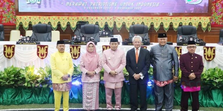 Penjabat Gubernur Gorontalo, Ismail Pakaya berpose bersama Tursandi Alwi, dan Pimpinan DPRD Provinsi Gorontalo usai Rapat Paripurna ke-131 dalam rangka memperingati Hari Ulang Tahun ke-23 Provinsi Gorontalo bertempat di Ruang Rapat DPRD, Senin (5/12/2023). (engki/hms)