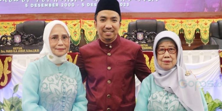 Anggota DPRD Provinsi Gorontalo Muhammad Nasir Majid (tengah) berpose bersama legislator DPRD Provinsi Gorontalo Fraksi Gerinda usai melaksanakan rapat paripurna DPRD Provinsi Gorontalo dalam rangka HUT ke-23 DPRD Provinsi Gorontalo, Selasa (5/12/2023) (engki/hms)