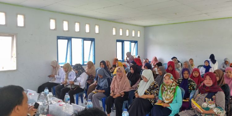DinsosP3APPKB Bone Bolango saat memberikan program literasi kesehatan masyarakat tentang pencegahan stunting