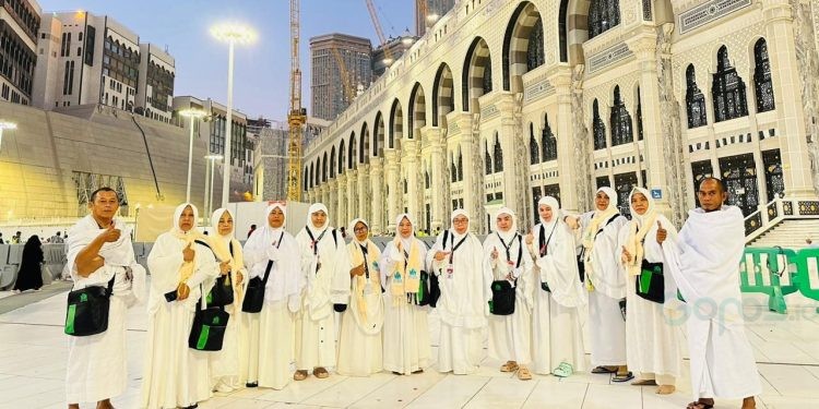 Jemaah umrah melaksanakan ibadah umrah di Baitullah di mana tiga diantaranya adalah jemaah dari Yayasan Bina Taruna (istimewa)