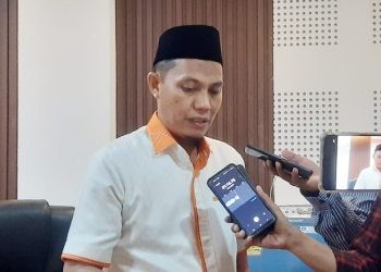 Anggota Komisi IV DPRD Provinsi Gorontalo, Adnan Entengo saat diwawancarai awak media, Senin (10/12/2023) (muhajir/gopos)